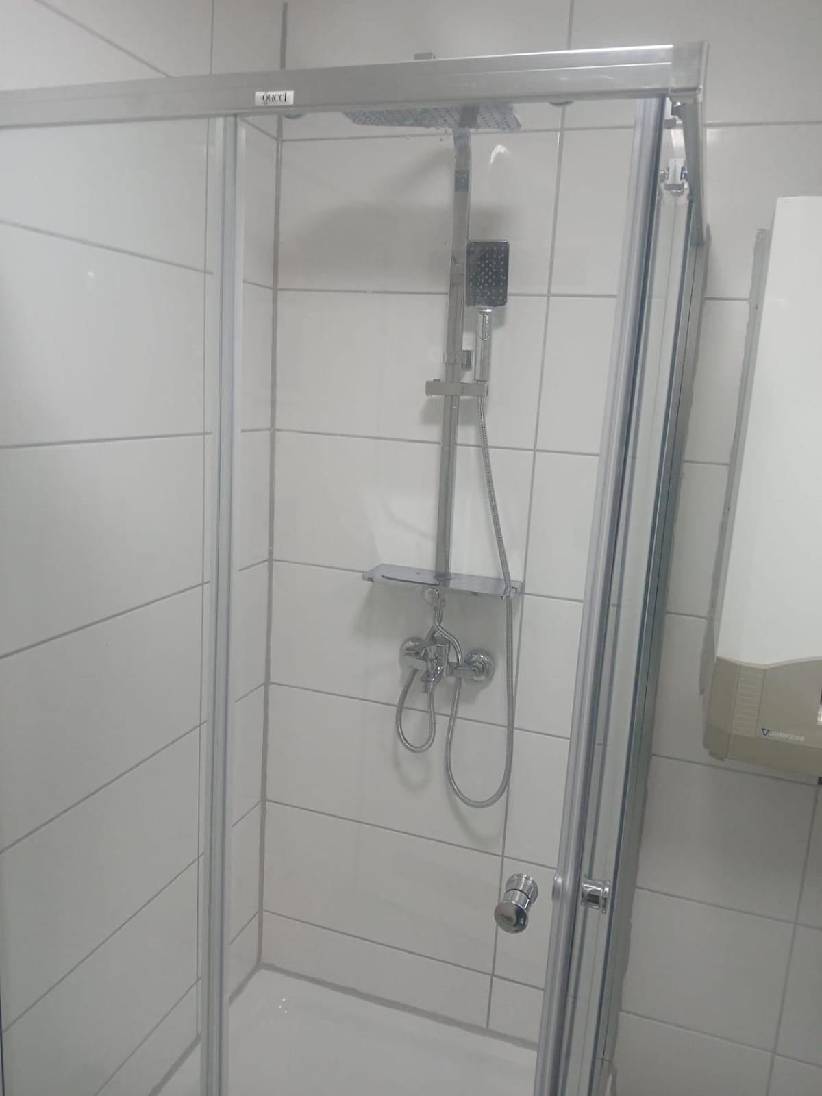Wohnung Mit Neuem Bad Und Kueche ゲルゼンキルヒェン エクステリア 写真